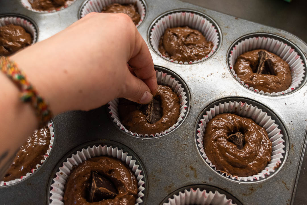 Inserire il cioccolatino nel muffin
